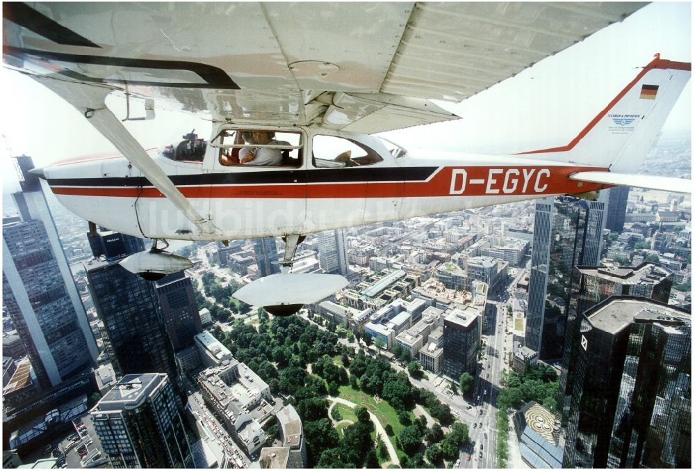 Luftaufnahme Frankfurt am Main - Flugzeug Cessna 172 mit der Kennung D-EGYC im Fluge über dem Luftraum in Frankfurt am Main im Bundesland Hessen, Deutschland