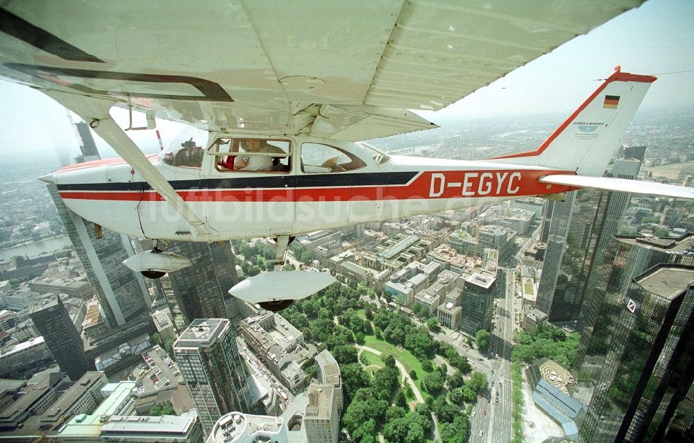 Frankfurt am Main aus der Vogelperspektive: Flugzeug Cessna 172 mit der Kennung D-EGYC im Fluge über dem Luftraum in Frankfurt am Main im Bundesland Hessen, Deutschland