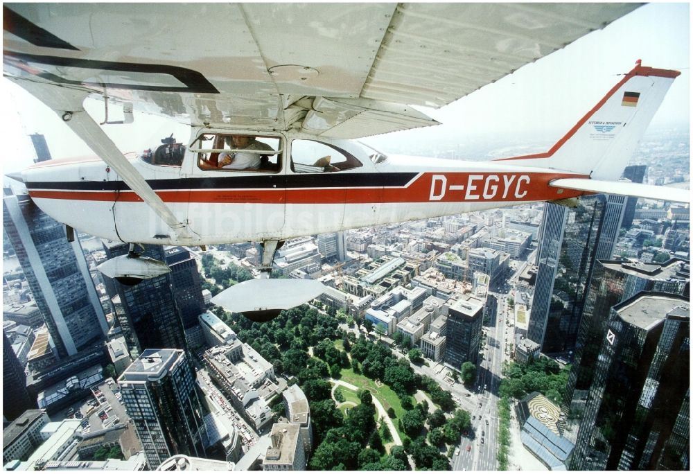 Luftbild Frankfurt am Main - Flugzeug Cessna 172 mit der Kennung D-EGYC im Fluge über dem Luftraum in Frankfurt am Main im Bundesland Hessen, Deutschland