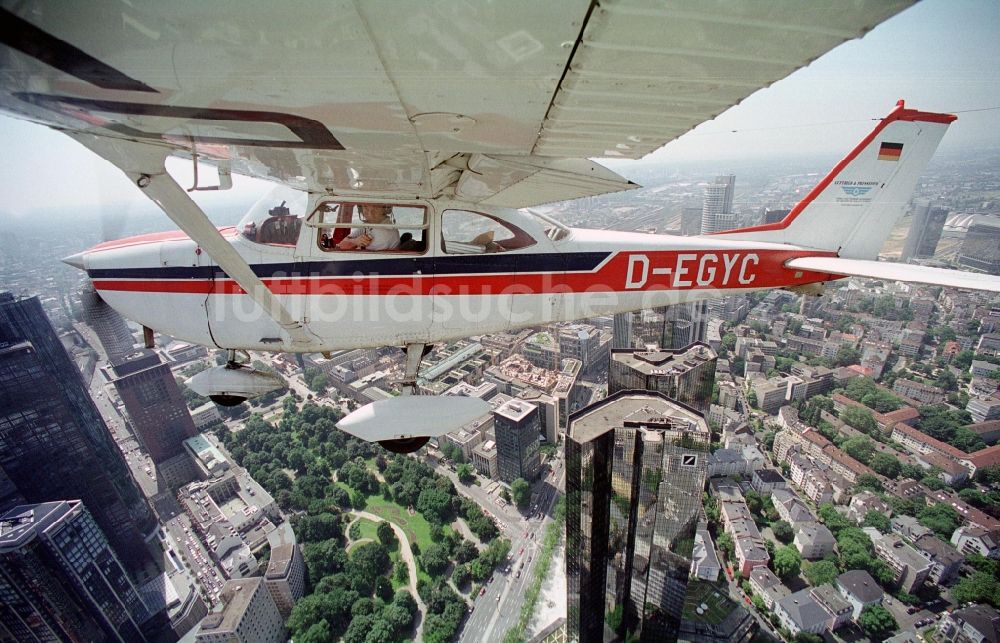 Luftaufnahme Frankfurt am Main - Flugzeug Cessna 172 mit der Kennung D-EGYC im Fluge über dem Luftraum in Frankfurt am Main im Bundesland Hessen, Deutschland