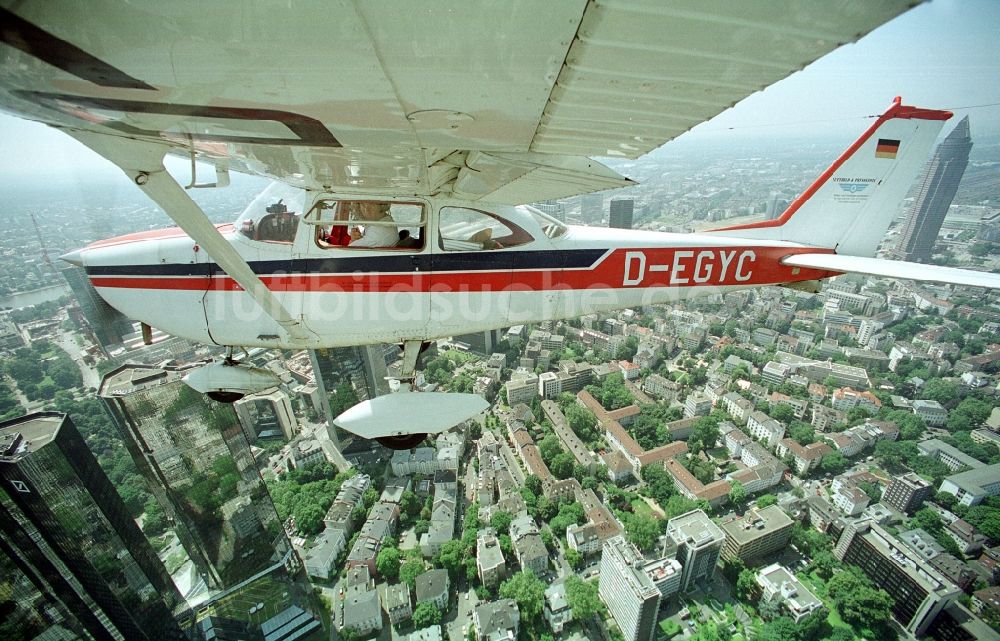 Frankfurt am Main aus der Vogelperspektive: Flugzeug Cessna 172 mit der Kennung D-EGYC im Fluge über dem Luftraum in Frankfurt am Main im Bundesland Hessen, Deutschland