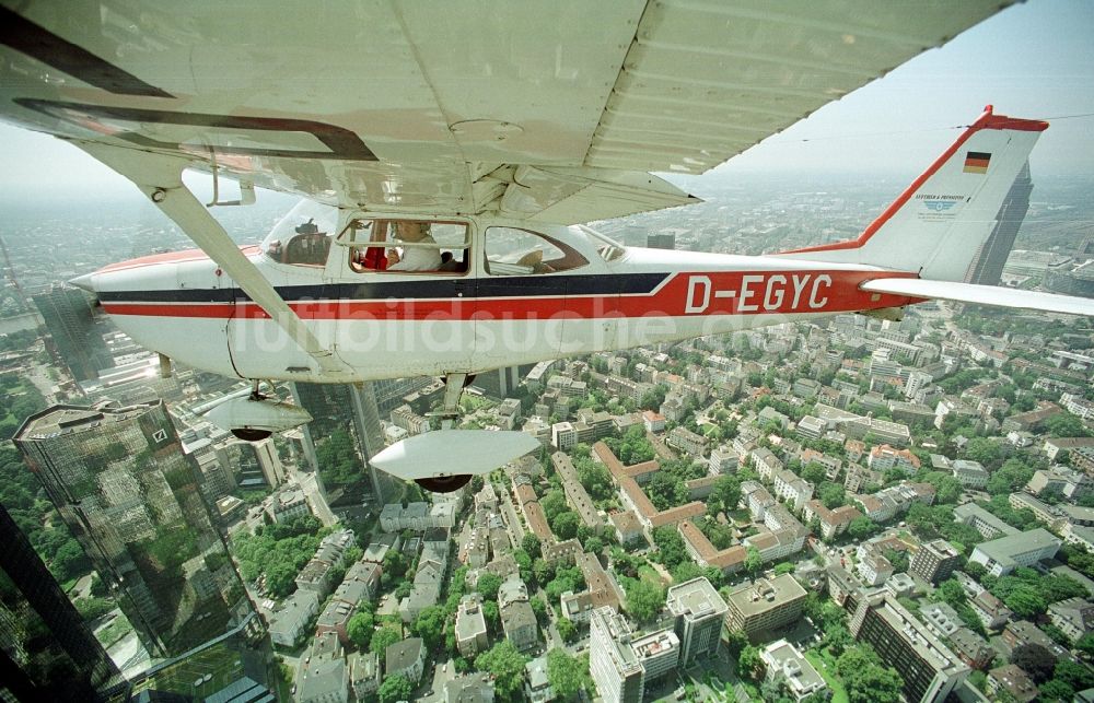 Luftaufnahme Frankfurt am Main - Flugzeug Cessna 172 mit der Kennung D-EGYC im Fluge über dem Luftraum in Frankfurt am Main im Bundesland Hessen, Deutschland