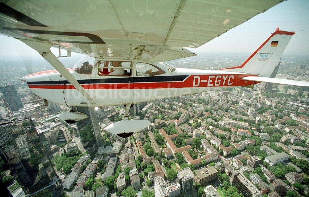 Frankfurt am Main von oben - Flugzeug Cessna 172 mit der Kennung D-EGYC im Fluge über dem Luftraum in Frankfurt am Main im Bundesland Hessen, Deutschland