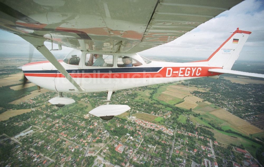 Fredersdorf von oben - Flugzeug Cessna 172 mit der Kennung D-EGYC im Fluge über dem Luftraum in Fredersdorf im Bundesland Brandenburg, Deutschland