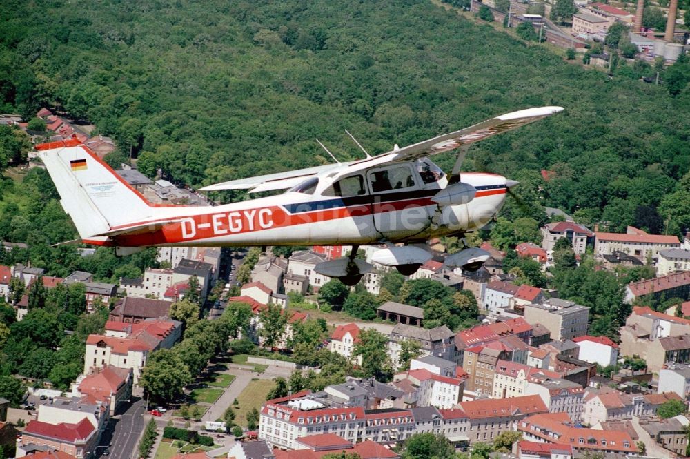 Luftbild Fürstenwalde/Spree - Flugzeug Cessna F172H mit der Kennung D-EGYC im Fluge über dem Luftraum in Fürstenwalde/Spree im Bundesland Brandenburg, Deutschland