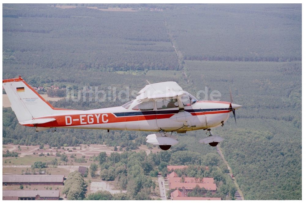 Luftaufnahme Fürstenwalde/Spree - Flugzeug Cessna F172H mit der Kennung D-EGYC im Fluge über dem Luftraum in Fürstenwalde/Spree im Bundesland Brandenburg, Deutschland