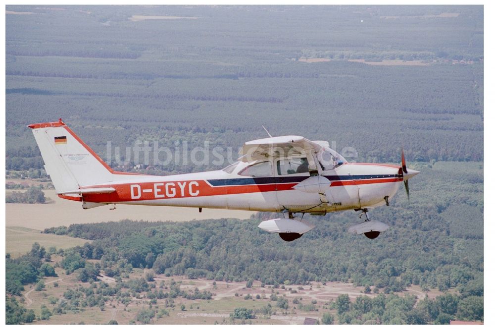 Fürstenwalde/Spree von oben - Flugzeug Cessna F172H mit der Kennung D-EGYC im Fluge über dem Luftraum in Fürstenwalde/Spree im Bundesland Brandenburg, Deutschland