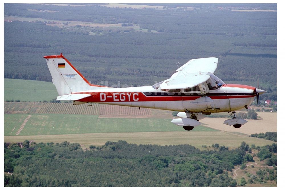 Fürstenwalde/Spree aus der Vogelperspektive: Flugzeug Cessna F172H mit der Kennung D-EGYC im Fluge über dem Luftraum in Fürstenwalde/Spree im Bundesland Brandenburg, Deutschland