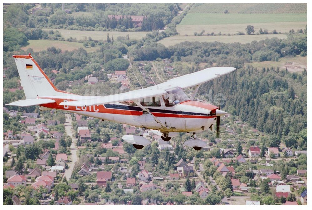 Luftbild Fürstenwalde/Spree - Flugzeug Cessna F172H mit der Kennung D-EGYC im Fluge über dem Luftraum in Fürstenwalde/Spree im Bundesland Brandenburg, Deutschland