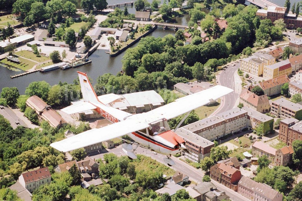 Luftaufnahme Fürstenwalde/Spree - Flugzeug Cessna F172H mit der Kennung D-EGYC im Fluge über dem Luftraum in Fürstenwalde/Spree im Bundesland Brandenburg, Deutschland