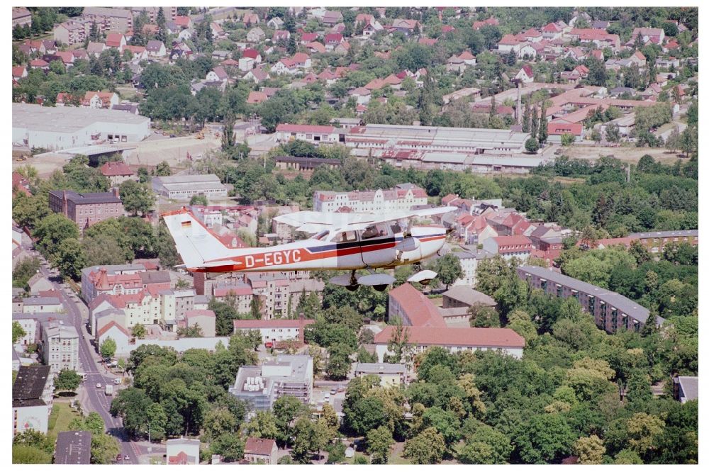 Fürstenwalde/Spree aus der Vogelperspektive: Flugzeug Cessna F172H mit der Kennung D-EGYC im Fluge über dem Luftraum in Fürstenwalde/Spree im Bundesland Brandenburg, Deutschland