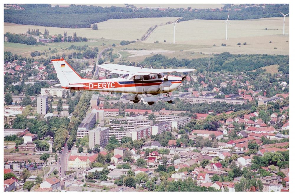 Luftaufnahme Fürstenwalde/Spree - Flugzeug Cessna F172H mit der Kennung D-EGYC im Fluge über dem Luftraum in Fürstenwalde/Spree im Bundesland Brandenburg, Deutschland