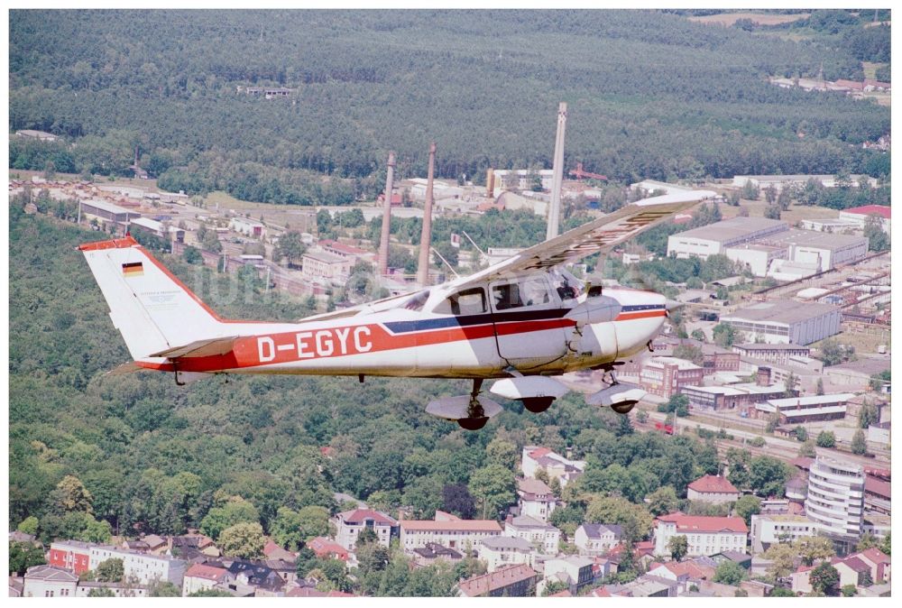 Fürstenwalde/Spree aus der Vogelperspektive: Flugzeug Cessna F172H mit der Kennung D-EGYC im Fluge über dem Luftraum in Fürstenwalde/Spree im Bundesland Brandenburg, Deutschland