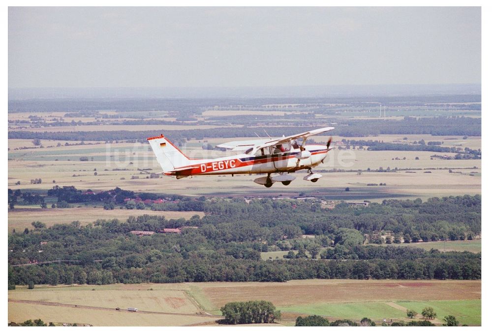 Luftbild Fürstenwalde/Spree - Flugzeug Cessna F172H mit der Kennung D-EGYC im Fluge über dem Luftraum in Fürstenwalde/Spree im Bundesland Brandenburg, Deutschland