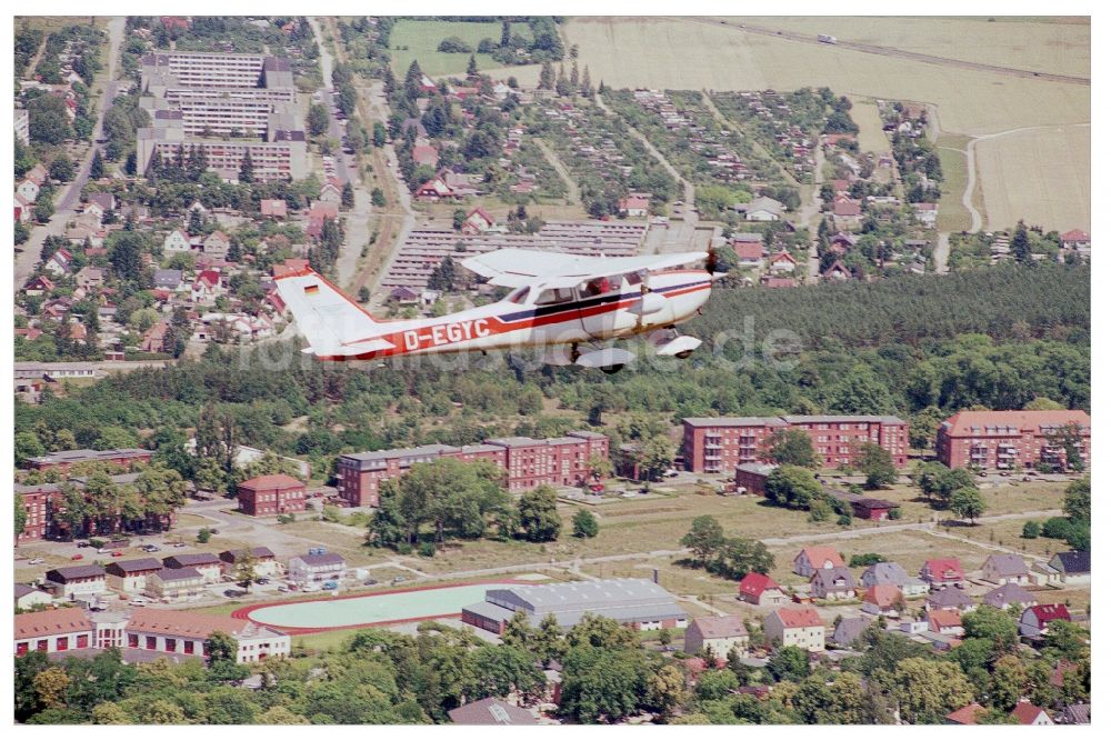 Luftaufnahme Fürstenwalde/Spree - Flugzeug Cessna F172H mit der Kennung D-EGYC im Fluge über dem Luftraum in Fürstenwalde/Spree im Bundesland Brandenburg, Deutschland