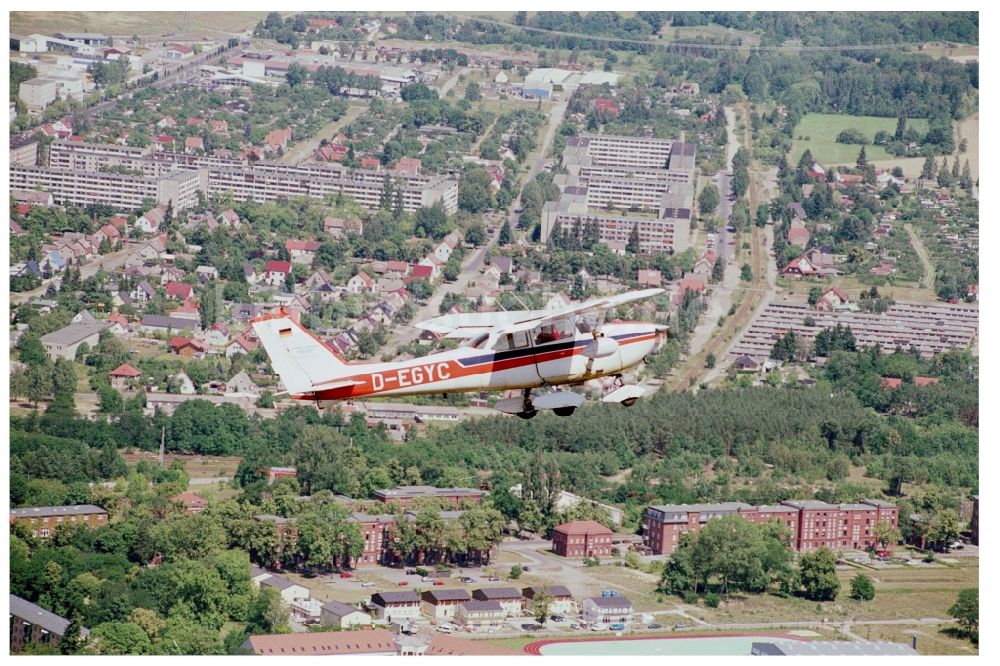 Fürstenwalde/Spree von oben - Flugzeug Cessna F172H mit der Kennung D-EGYC im Fluge über dem Luftraum in Fürstenwalde/Spree im Bundesland Brandenburg, Deutschland