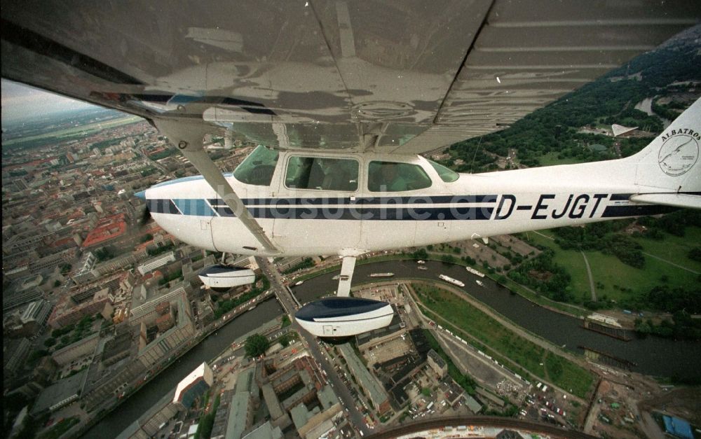 Berlin aus der Vogelperspektive: Flugzeug Cessna 172 mit der Kennung D-EJGT im Fluge über dem Luftraum im Ortsteil Tiergarten in Berlin, Deutschland