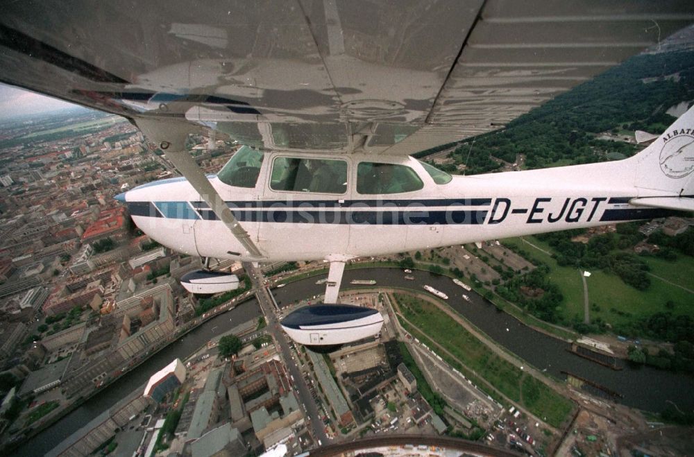 Luftbild Berlin - Flugzeug Cessna 172 mit der Kennung D-EJGT im Fluge über dem Luftraum im Ortsteil Tiergarten in Berlin, Deutschland