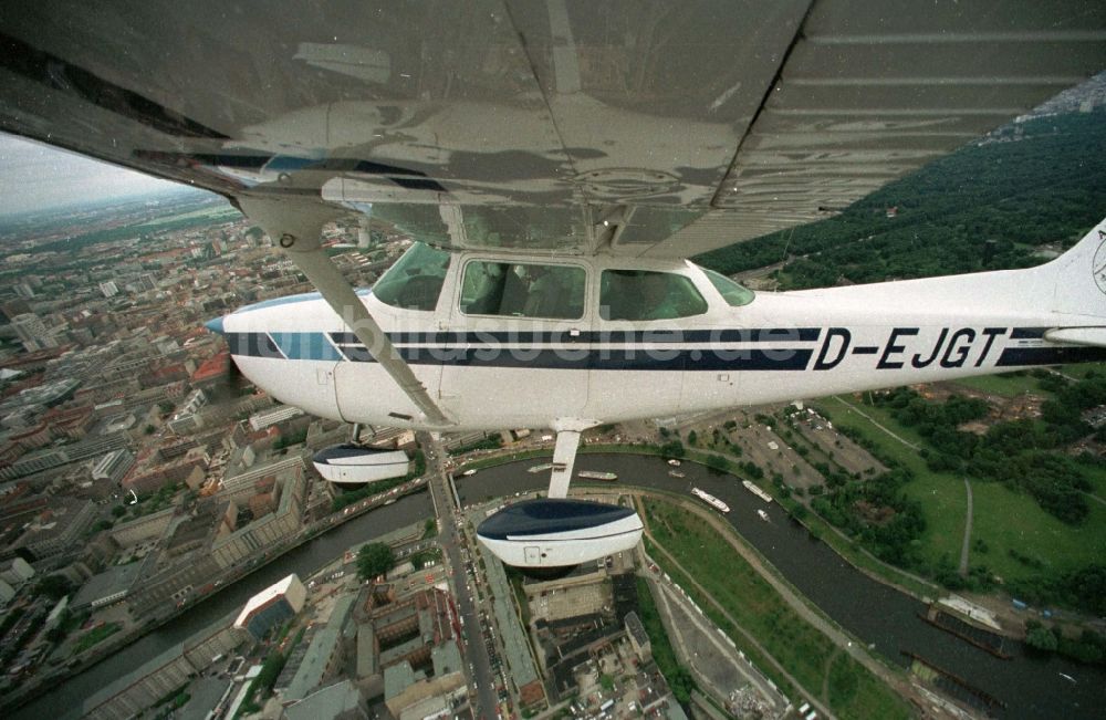 Luftaufnahme Berlin - Flugzeug Cessna 172 mit der Kennung D-EJGT im Fluge über dem Luftraum im Ortsteil Tiergarten in Berlin, Deutschland