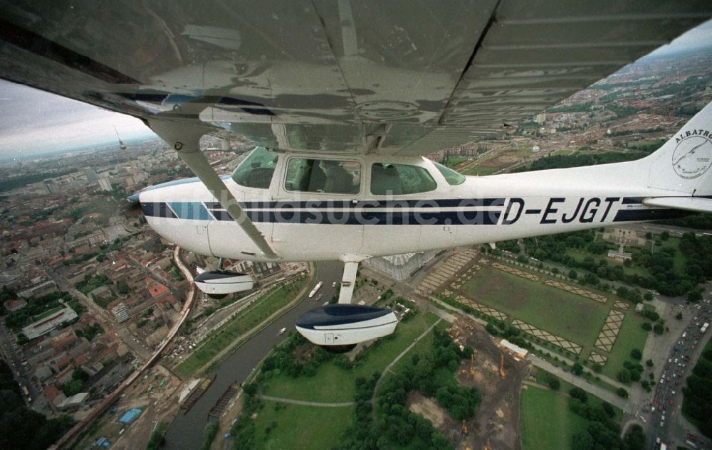 Berlin von oben - Flugzeug Cessna 172 mit der Kennung D-EJGT im Fluge über dem Luftraum im Ortsteil Tiergarten in Berlin, Deutschland