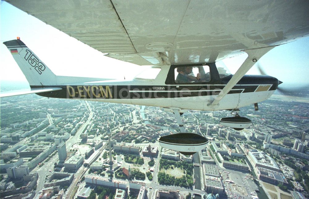 Berlin aus der Vogelperspektive: Flugzeug Cessna 152 mit der Kennung D-EYCM im Fluge über dem Luftraum in Berlin, Deutschland