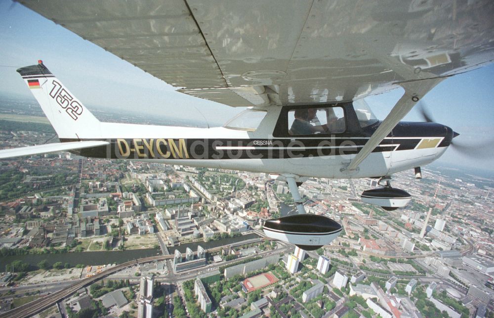 Luftaufnahme Berlin - Flugzeug Cessna 152 mit der Kennung D-EYCM im Fluge über dem Luftraum in Berlin, Deutschland