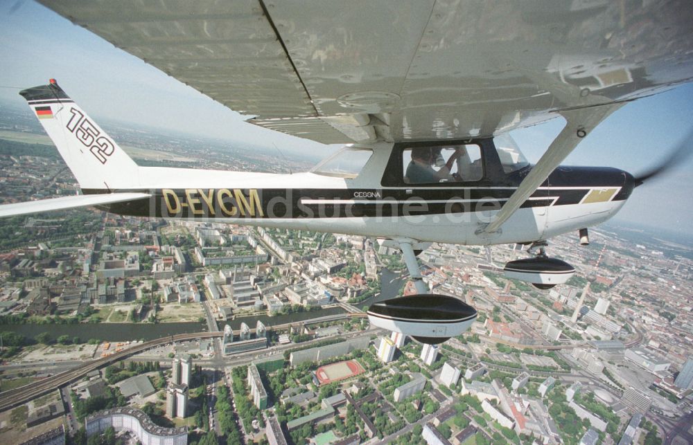 Berlin von oben - Flugzeug Cessna 152 mit der Kennung D-EYCM im Fluge über dem Luftraum in Berlin, Deutschland