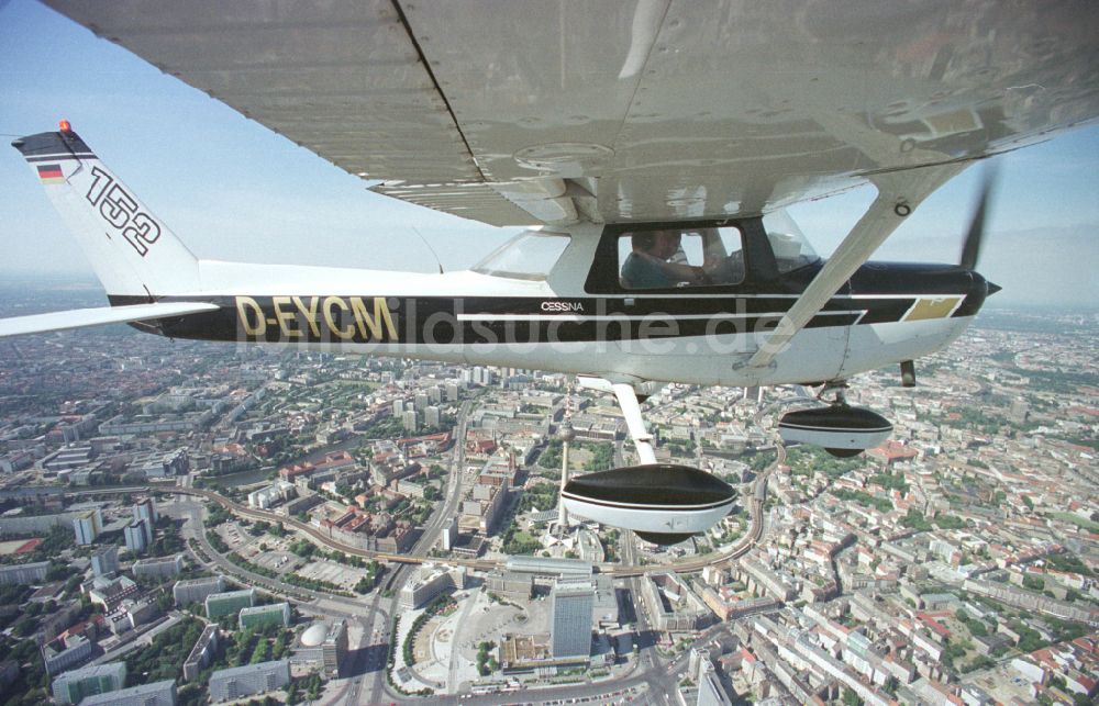 Berlin aus der Vogelperspektive: Flugzeug Cessna 152 mit der Kennung D-EYCM im Fluge über dem Luftraum in Berlin, Deutschland