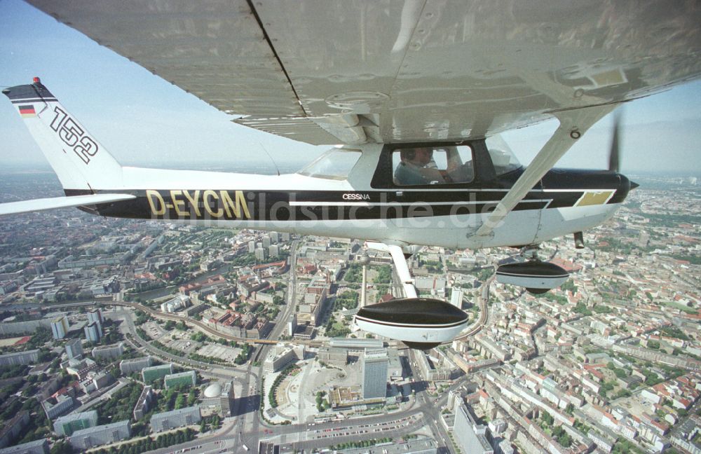 Luftbild Berlin - Flugzeug Cessna 152 mit der Kennung D-EYCM im Fluge über dem Luftraum in Berlin, Deutschland