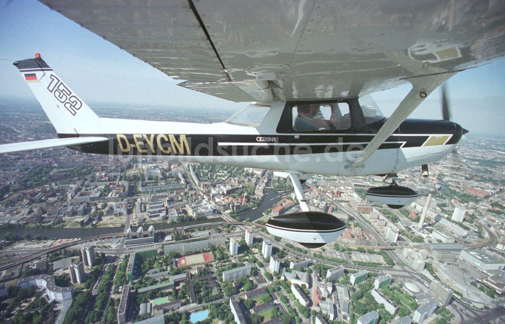 Luftaufnahme Berlin - Flugzeug Cessna 152 mit der Kennung D-EYCM im Fluge über dem Luftraum in Berlin, Deutschland