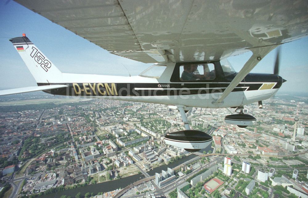 Berlin von oben - Flugzeug Cessna 152 mit der Kennung D-EYCM im Fluge über dem Luftraum in Berlin, Deutschland