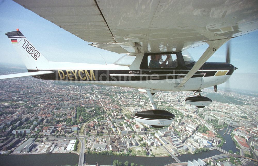 Berlin aus der Vogelperspektive: Flugzeug Cessna 152 mit der Kennung D-EYCM im Fluge über dem Luftraum in Berlin, Deutschland