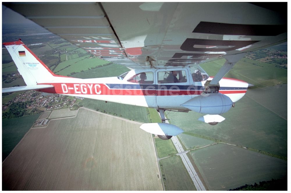 Groß Kienitz aus der Vogelperspektive: Flugzeug Cessna Reims 172 H im Fluge über dem Luftraum in Groß Kienitz im Bundesland Brandenburg, Deutschland