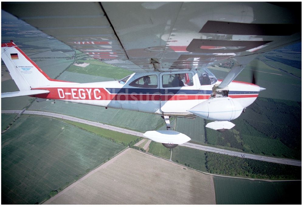 Groß Kienitz aus der Vogelperspektive: Flugzeug Cessna Reims 172 H im Fluge über dem Luftraum in Groß Kienitz im Bundesland Brandenburg, Deutschland