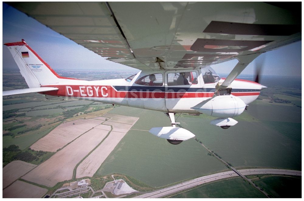 Luftaufnahme Groß Kienitz - Flugzeug Cessna Reims 172 H im Fluge über dem Luftraum in Groß Kienitz im Bundesland Brandenburg, Deutschland