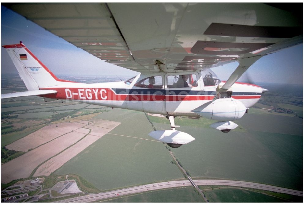 Groß Kienitz von oben - Flugzeug Cessna Reims 172 H im Fluge über dem Luftraum in Groß Kienitz im Bundesland Brandenburg, Deutschland