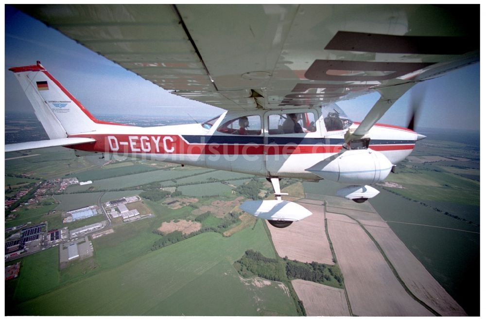 Luftaufnahme Groß Kienitz - Flugzeug Cessna Reims 172 H im Fluge über dem Luftraum in Groß Kienitz im Bundesland Brandenburg, Deutschland