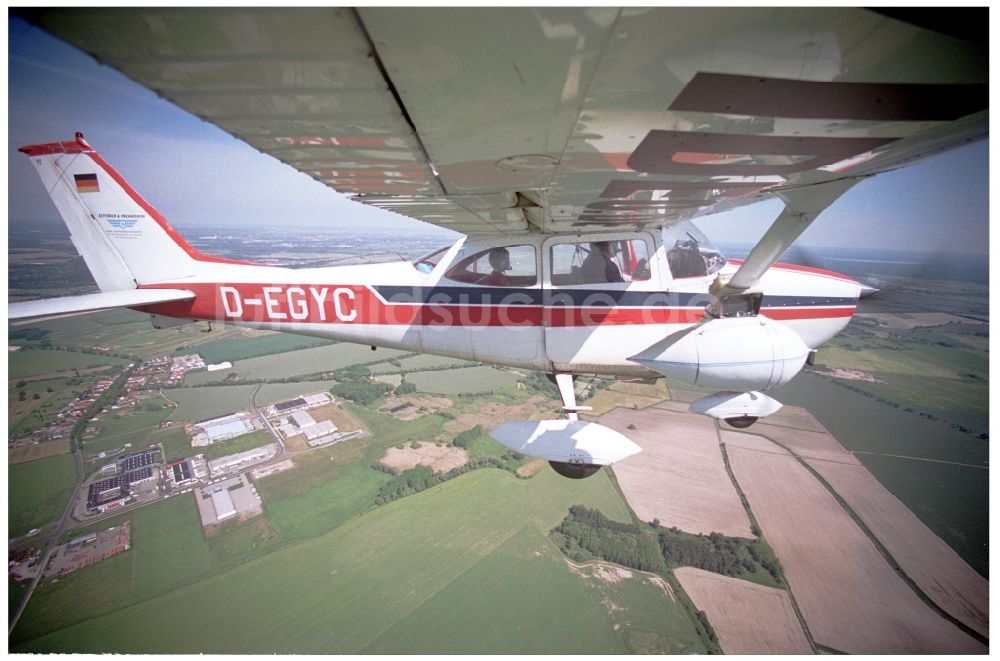 Groß Kienitz aus der Vogelperspektive: Flugzeug Cessna Reims 172 H im Fluge über dem Luftraum in Groß Kienitz im Bundesland Brandenburg, Deutschland