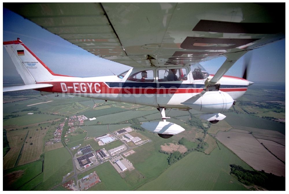 Luftaufnahme Groß Kienitz - Flugzeug Cessna Reims 172 H im Fluge über dem Luftraum in Groß Kienitz im Bundesland Brandenburg, Deutschland