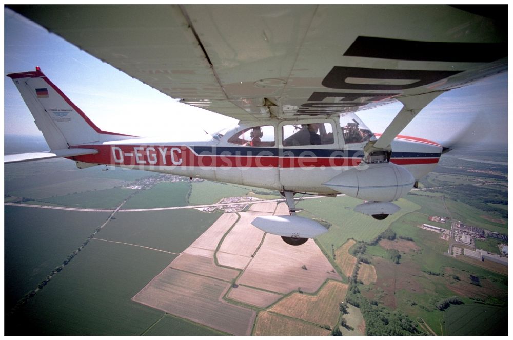 Luftbild Groß Kienitz - Flugzeug Cessna Reims 172 H im Fluge über dem Luftraum in Groß Kienitz im Bundesland Brandenburg, Deutschland