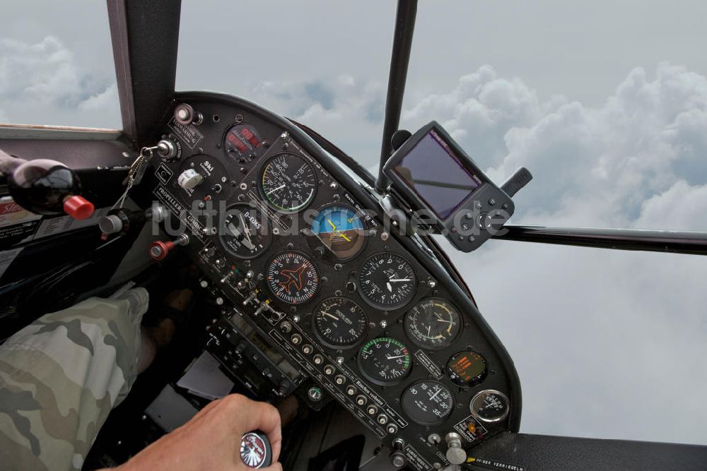 Bad Dietzenbach von oben - Flugzeug Cockpit Aviat Husky uber dem Flugplatz Bad Dietzenbach