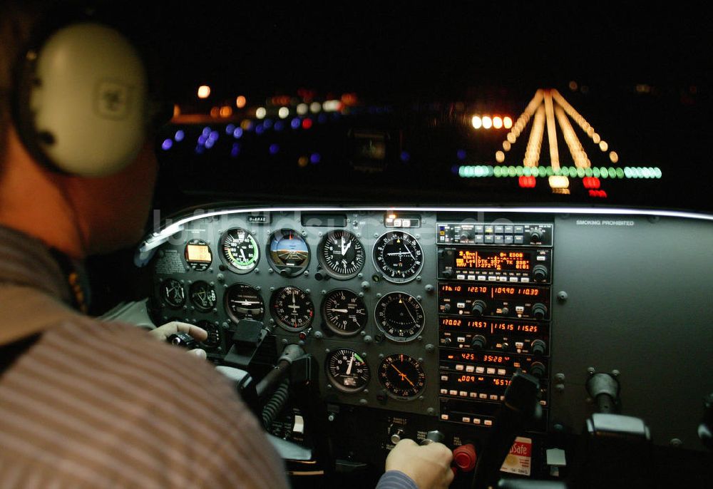 Luftbild Schönefeld - Flugzeug Cockpit Cessna 172 nächtlicher Anflug auf den Flughafen Berlin-Schönefeld