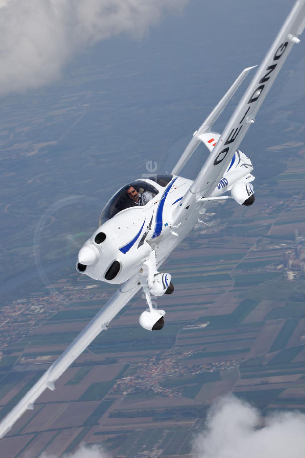 Luftbild Wiener Neustadt - Flugzeug Diamond DA40 nahe dem Flugplatz Wiener Neustadt / Österreich