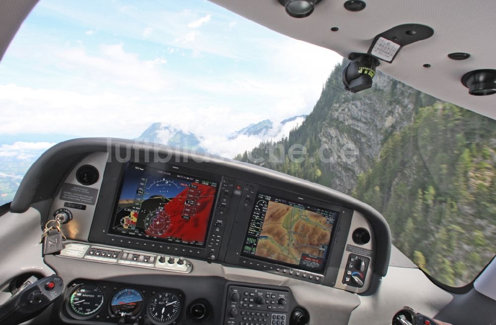 Luftaufnahme Salzburg - Flugzeug mit Digitalbildschirmen in der Cockpit- Instrumentierung der Cirrus SR22gtsx Turbo N167CP im Fluge über dem Luftraum bei Salzburg in Österreich