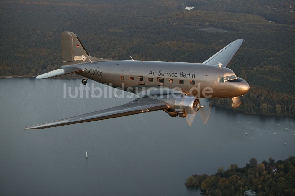 Luftaufnahme Berlin - Flugzeug Douglas DC-3 des Air Service Berlin bei einem Rundflug über dem Müggelsee in Berlin