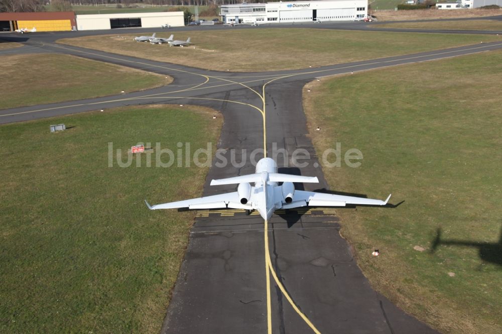 Egelsbach von oben - Flugzeug EMB-505 Phenom 300 auf dem Rollweg des Flugplatz Egelsbach im Bundesland Hessen