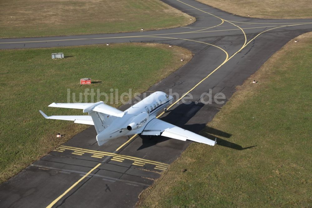 Egelsbach aus der Vogelperspektive: Flugzeug EMB-505 Phenom 300 auf dem Rollweg des Flugplatz Egelsbach im Bundesland Hessen