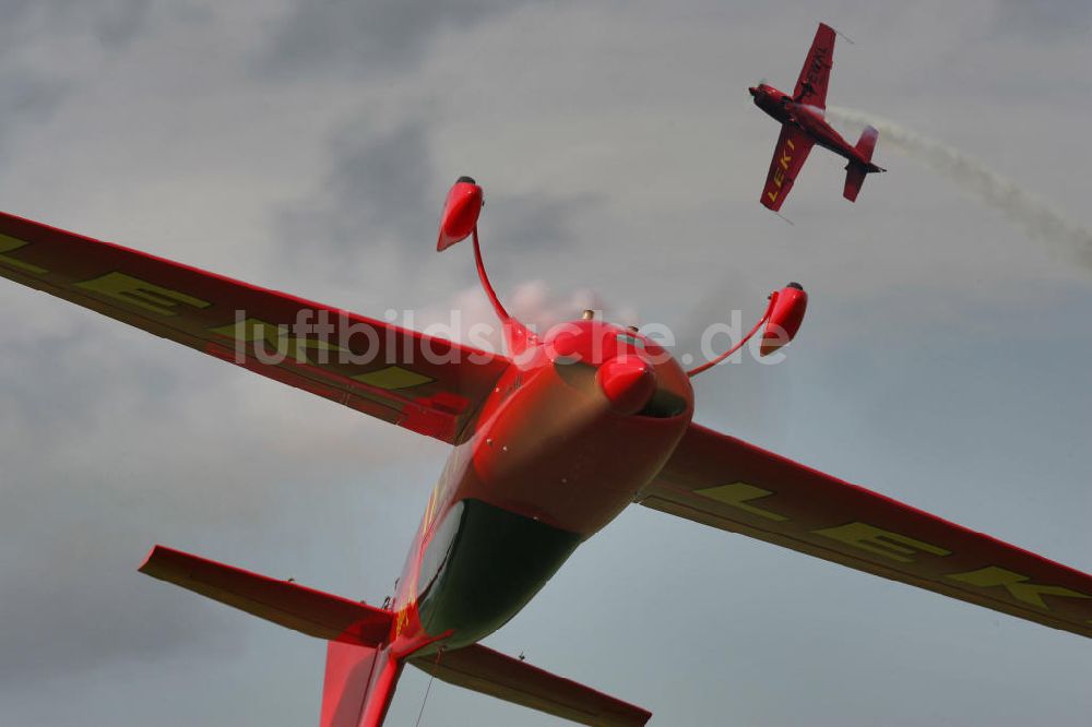 Kirchheim unter Teck aus der Vogelperspektive: Flugzeug Extra 300 L über dem Flugplatz Hahnweide in Baden-Württemberg