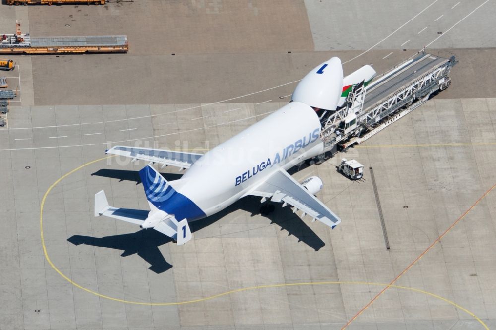 Hamburg von oben - Flugzeug auf dem Flugplatz Hamburg-Finkenwerder im Bundesland Hamburg