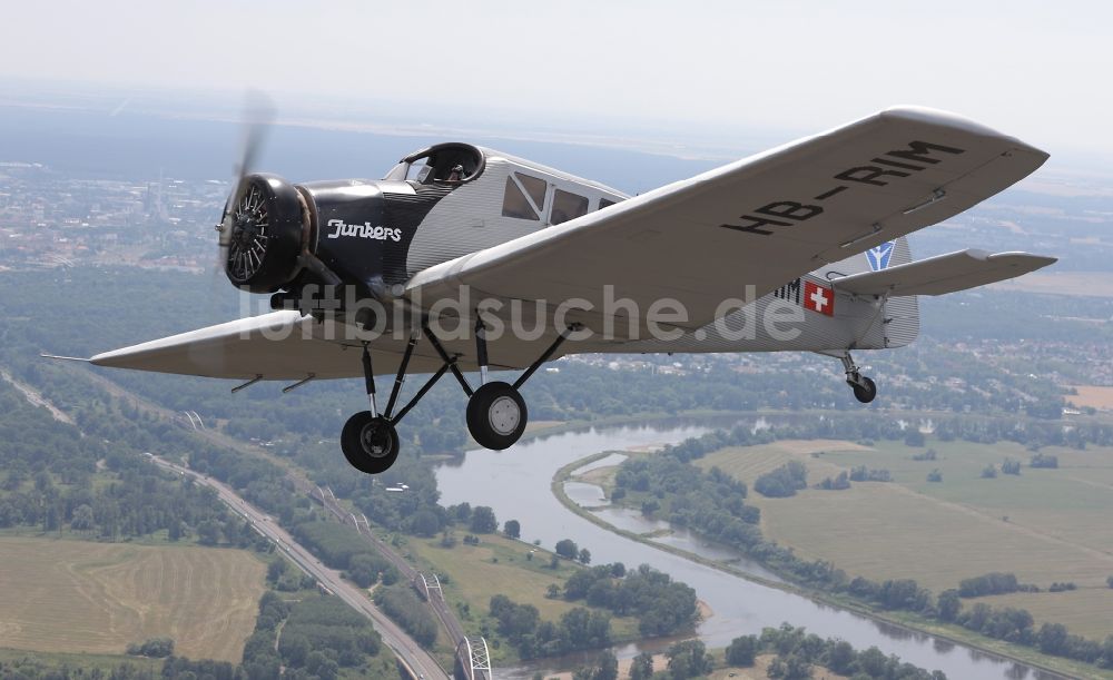 Dessau aus der Vogelperspektive: Flugzeug Junkers F13 im Fluge über dem Luftraum in Dessau im Bundesland Sachsen-Anhalt, Deutschland